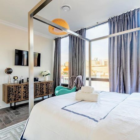 Modern Pet-Friendly Chinatown Apartment Toronto Bagian luar foto
