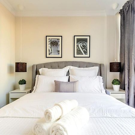 Modern Pet-Friendly Chinatown Apartment Toronto Bagian luar foto