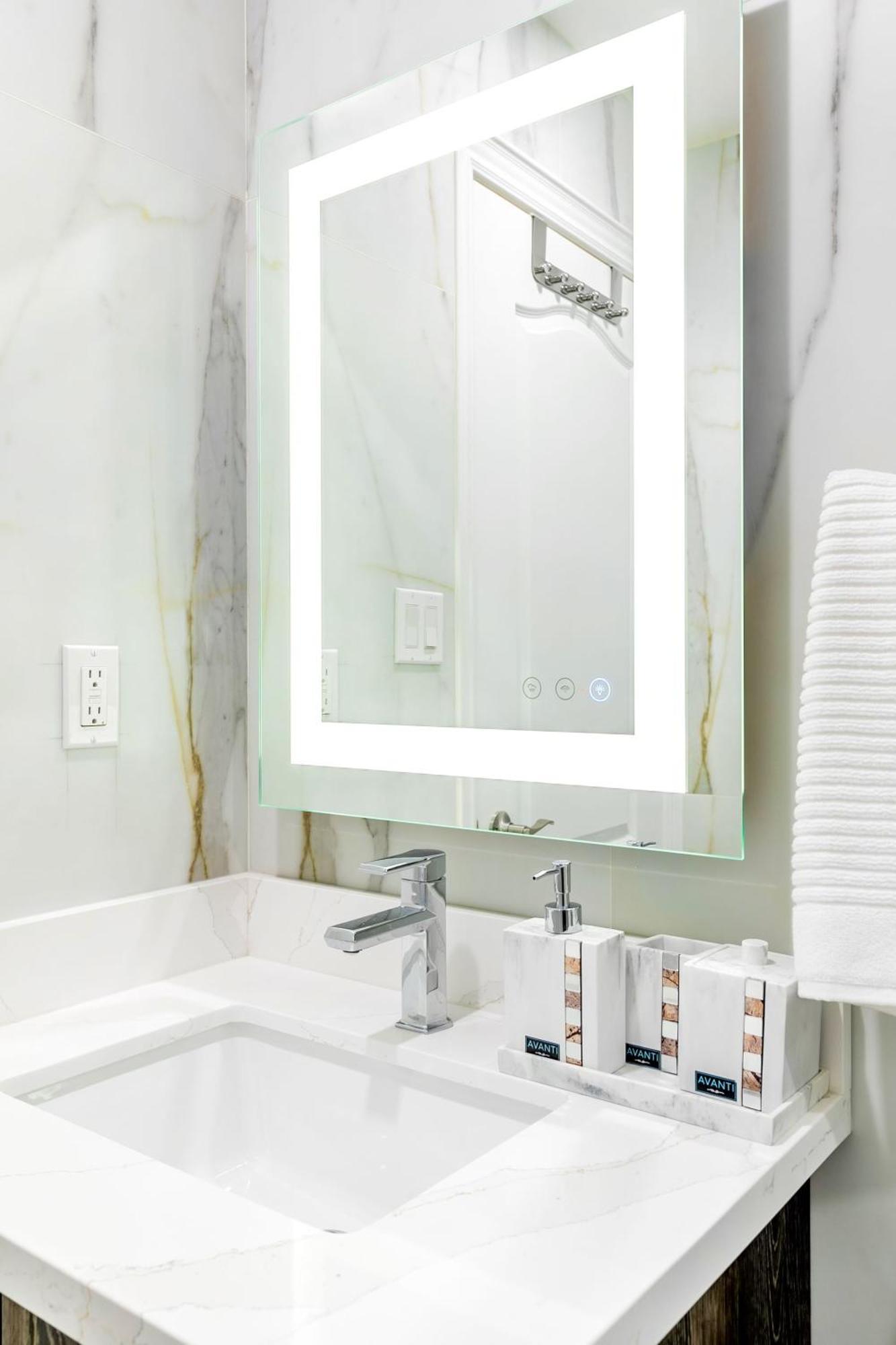 Modern Pet-Friendly Chinatown Apartment Toronto Bagian luar foto