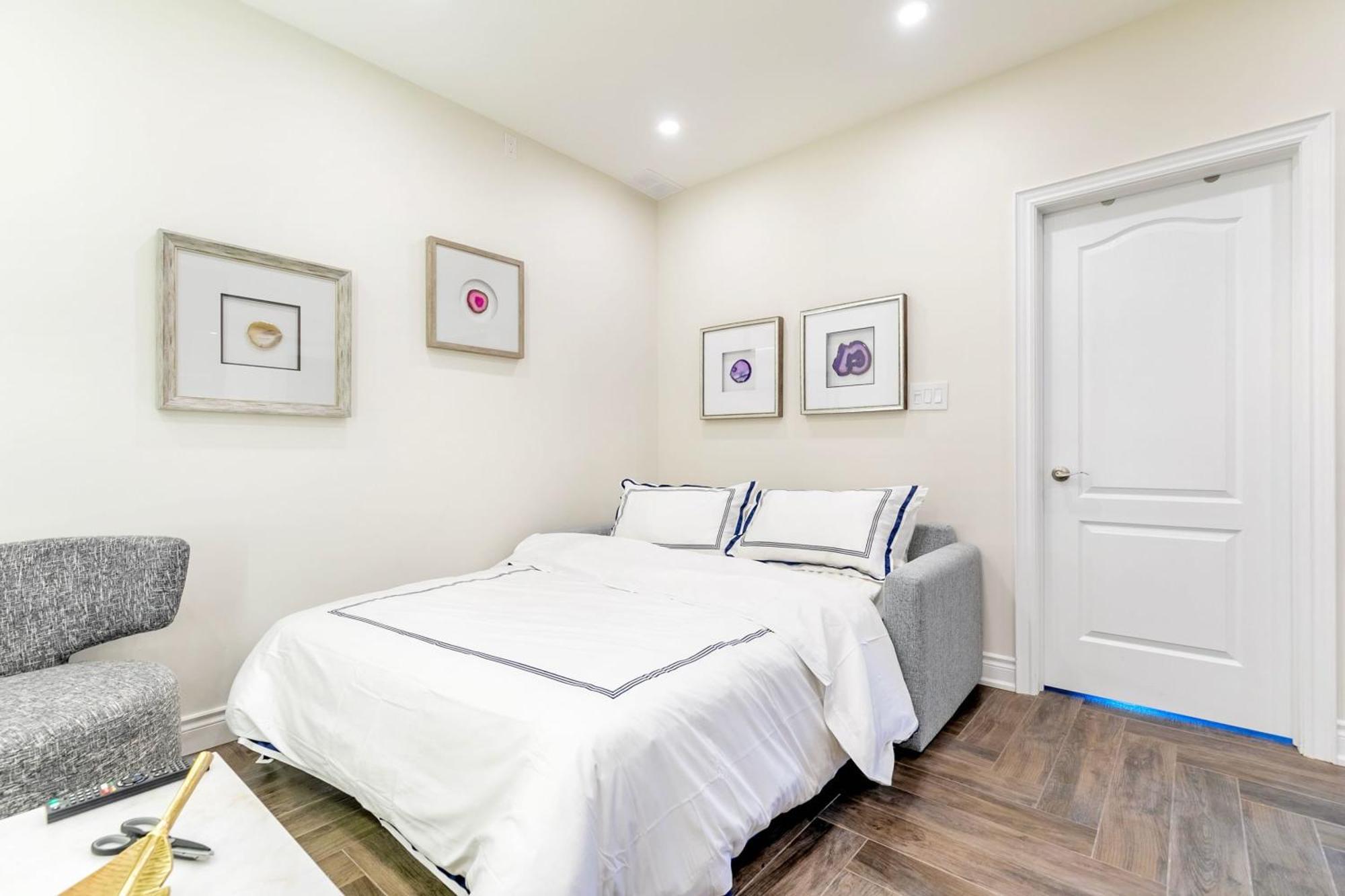 Modern Pet-Friendly Chinatown Apartment Toronto Bagian luar foto