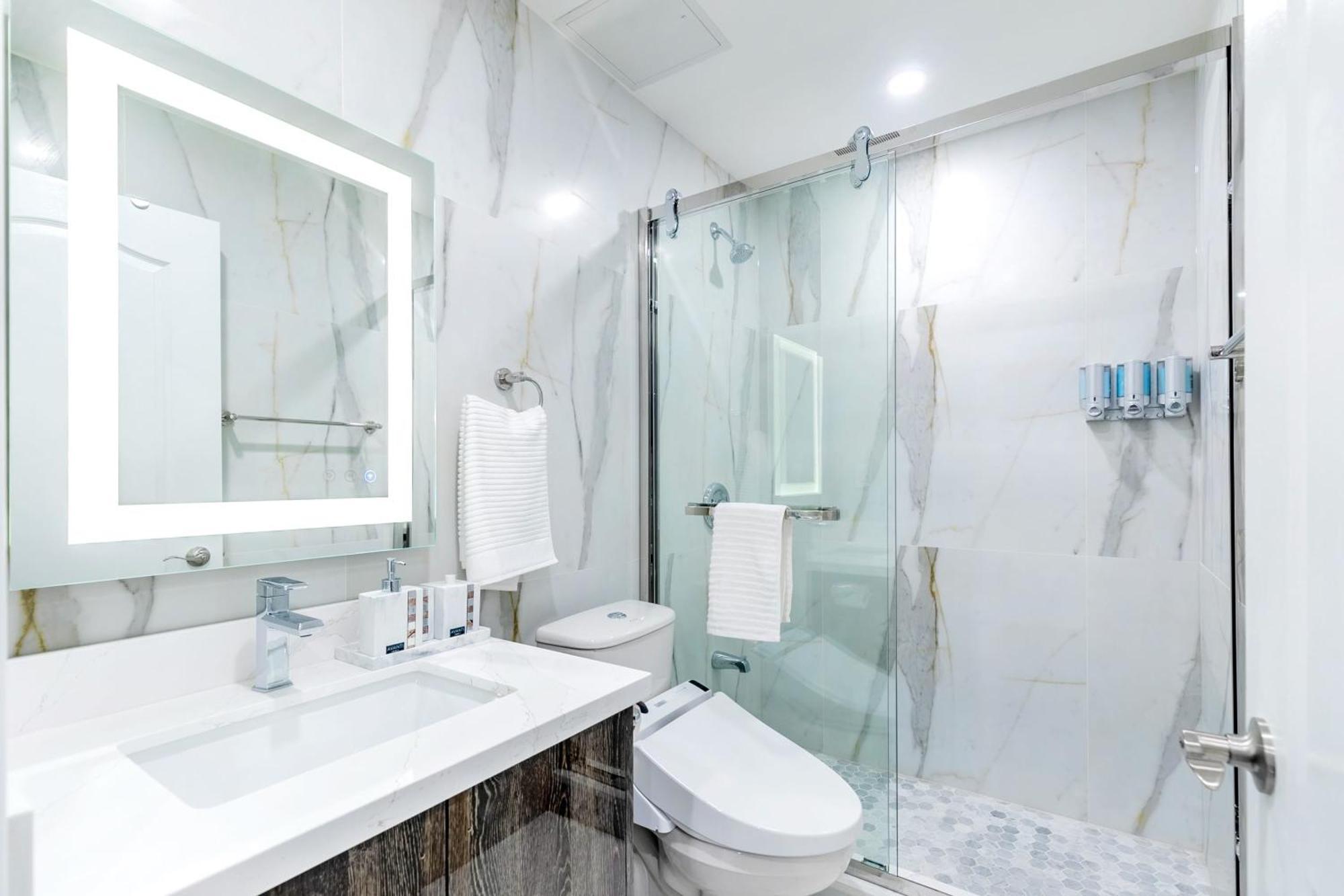 Modern Pet-Friendly Chinatown Apartment Toronto Bagian luar foto