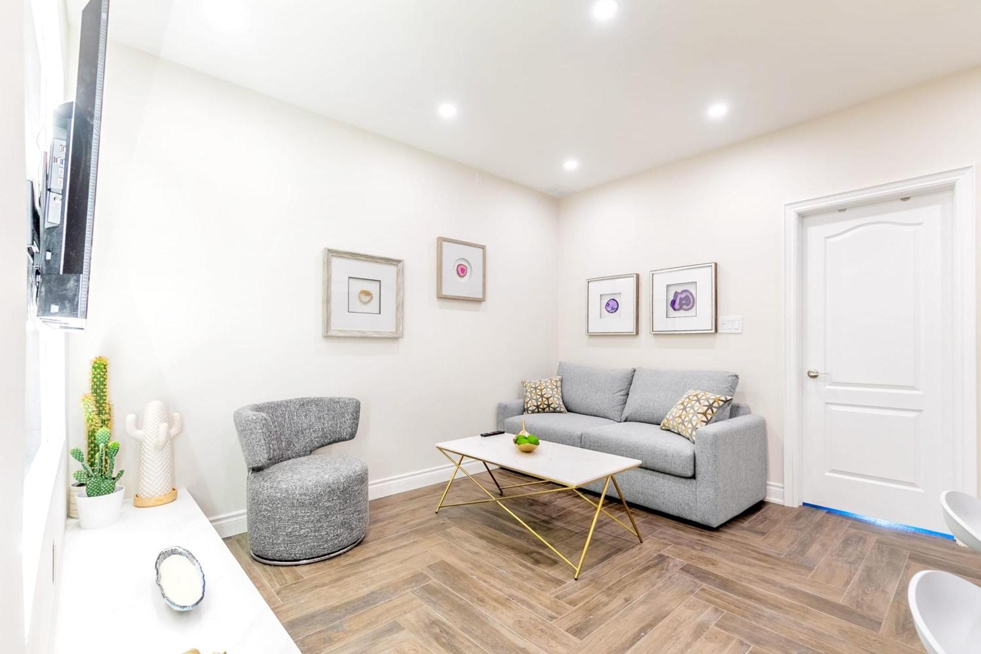 Modern Pet-Friendly Chinatown Apartment Toronto Bagian luar foto